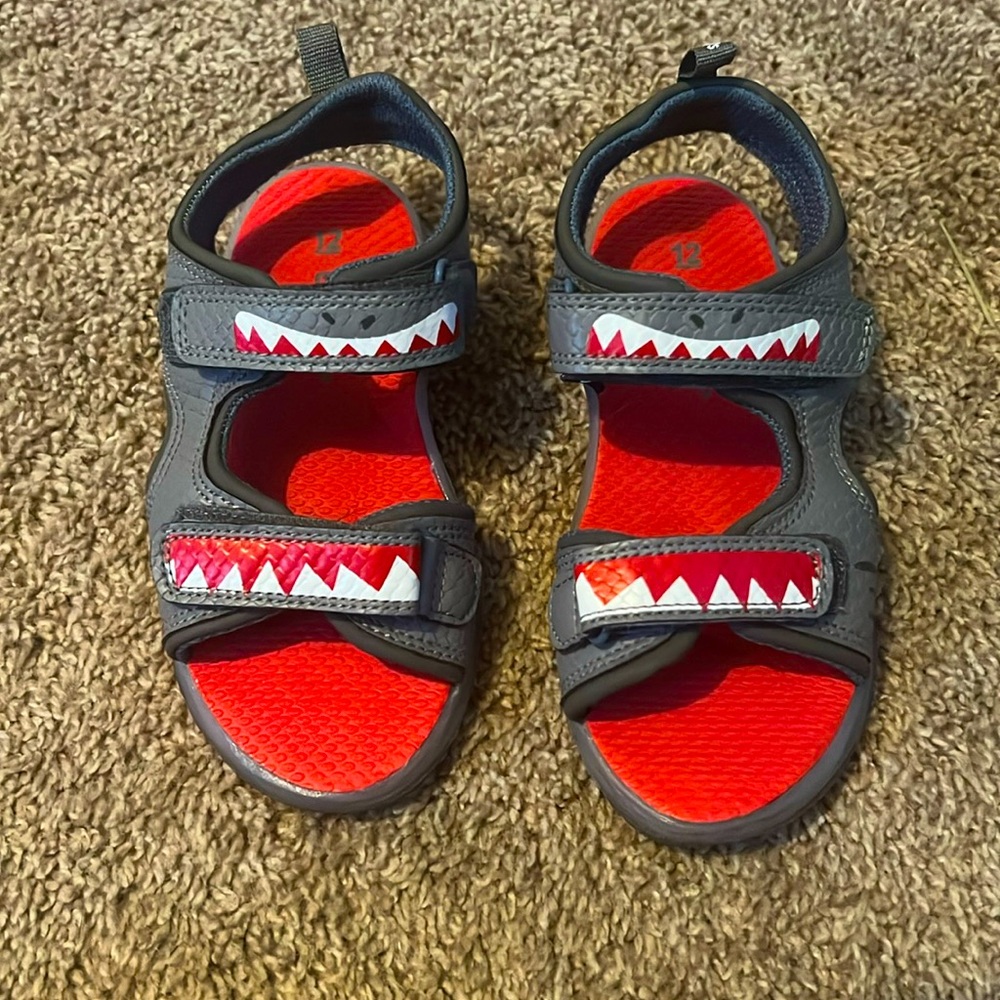 Size 12 Shark 🦈 Sandals 🩴 light up red